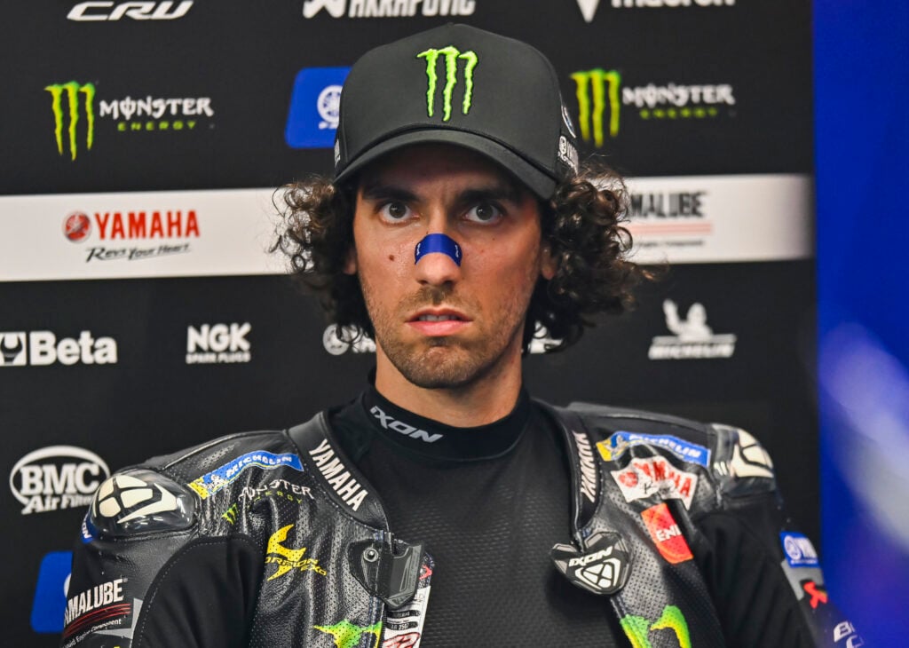 Alex Rins en garage lors des essais du Grand Prix MotoGP du Qatar 2025
