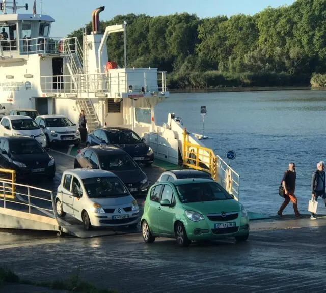 photo vendredi 1er août, de nombreux usagers ont traversé la loire en bac, à nantes (loire-atlantique), itinéraire bis alors que le pont de cheviré est fermé, jusqu’à ce midi.  ©  ouest-france