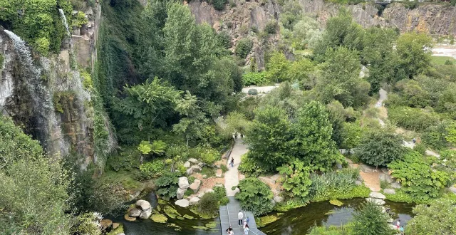 photo  avec ses cascades et ses espèces végétales exotiques, le jardin extraordinaire est une sorte de mini-jungle à deux pas du centre-ville de nantes. face à la loire, il sera dans quelques années connecté à la cité des imaginaires.  ©  ouest-france 