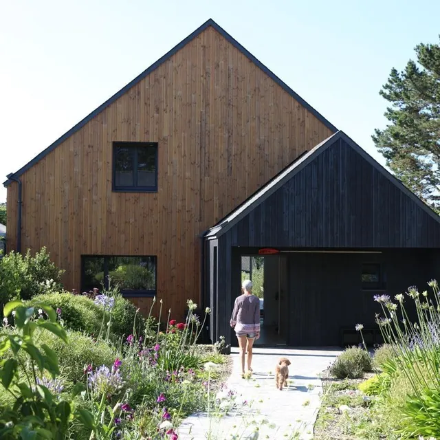 photo la maison a pris place dans le jardin.  ©  michel ogier, ouest-france
