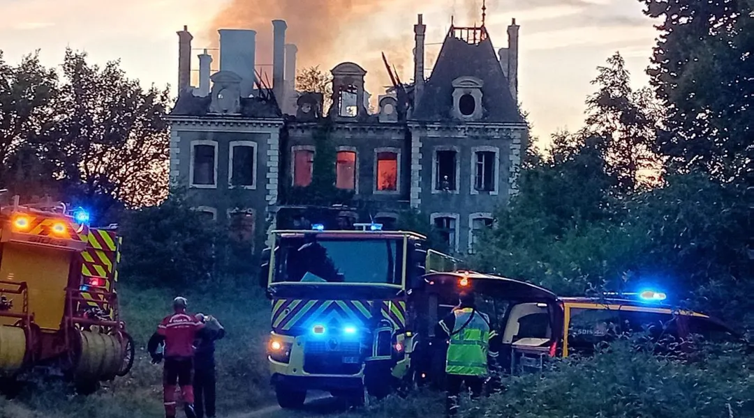 EN IMAGES. L’incendie d’un château désaffecté près de Nantes mobilise les pompiers toute la - Maville Angers