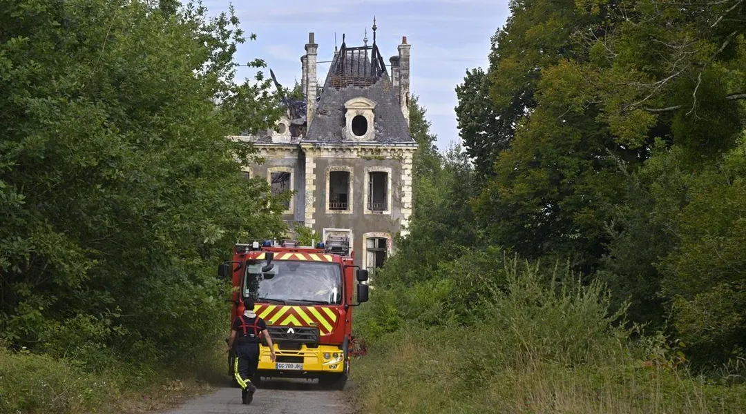 Après des heures de lutte, près de Nantes, les pompiers quittent le château, un expert a été