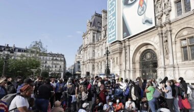À Paris, quelque 200 migrants prêts à dormir devant la mairie
