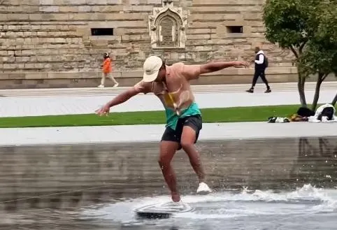 Champion d’Europe de skimboard, il transforme le miroir d’eau de Nantes en véritable terrain de
