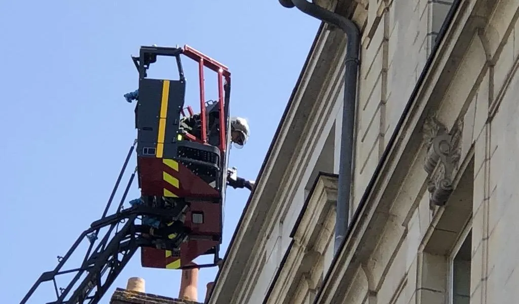 Un morceau de corniche s’effondre sur le trottoir, en plein centre-ville de Rennes
