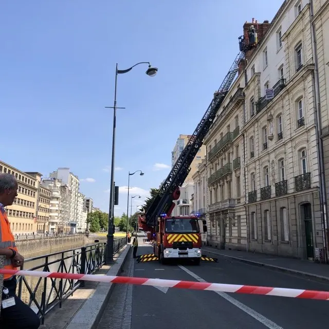 photo un morceau de corniche s’est effondré, quai de richemont à rennes, samedi 9 août 2025.  ©  ouest-france