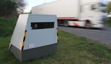 Une croix gammée et des injures homophobes taguées sur un radar en Ille-et-Vilaine