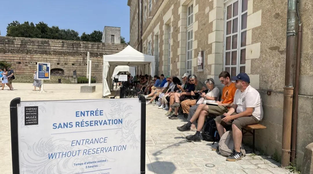 À Nantes, plusieurs heures d’attente en pleine vague de chaleur devant l’exposition