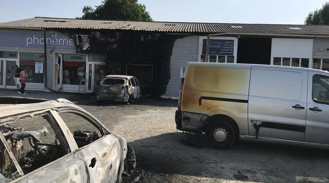 Deux commerces touchés par un incendie près de Nantes