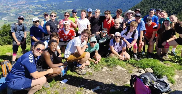 photo  depuis une semaine, des jeunes bretons profitent de leur séjour chez leurs partenaires bavarois de lenggries (allemagne), dans le cadre du jumelage organisé par l’association dominique savio. au programme, randonnées en montagne, rencontres et jeux entre les jeunes des deux pays. le retour du groupe aura lieu samedi, où ce sera au tour des jeunes bavarois d’être accueillis.  ©  association dominique savio 