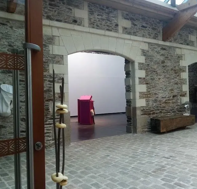 photo l’espace de la galerie l’atelier vaut à lui seul le détour, avec ses poutres et vieilles pierres apparentes, sa toiture verrière et ses pavés, il est le contenant idoine à un contenu arty contemporain.  ©  ouest-france