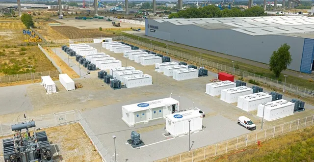 photo  le parc de stockage électrique, près du pont de cheviré, à nantes, est raccordé, depuis quelques jours au réseau de transport d’électricité (rte). une phase de tests va avoir lieu pendant plusieurs semaines. l’énergie commencera à être distribuée dans quelques mois.  ©  air2d3 
