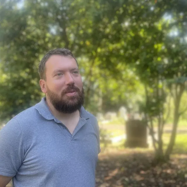 photo james garnett, jardinier botaniste et responsable du patrimoine arboré du cimetière-parc de nantes.  ©  ouest-france