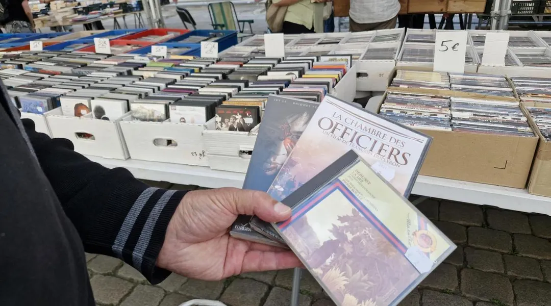 Livres, DVD… Ce Finistérien aime nourrir son esprit au marché place Sainte-Croix à Nantes