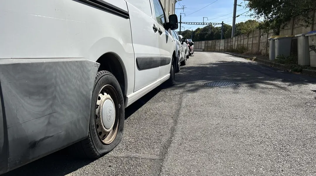 Un homme crève 45 pneus en une nuit dans deux rues de Nantes, un réveil amer pour les habitants