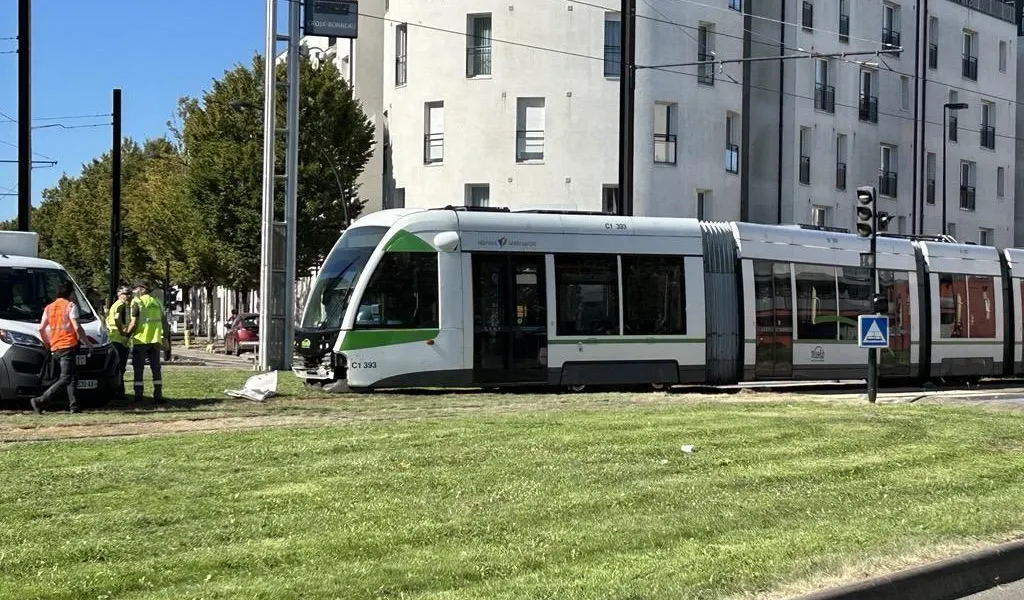 Un tramway sort des rails après un choc avec une voiture à Nantes : une personne grièvement