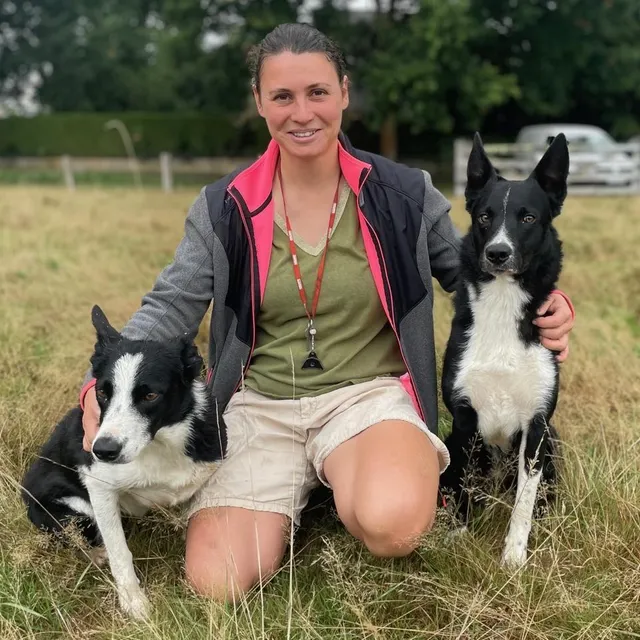 photo manon amelineau avec ses deux chiens de troupeau punch et zym, des border collies.  ©  ouest-france