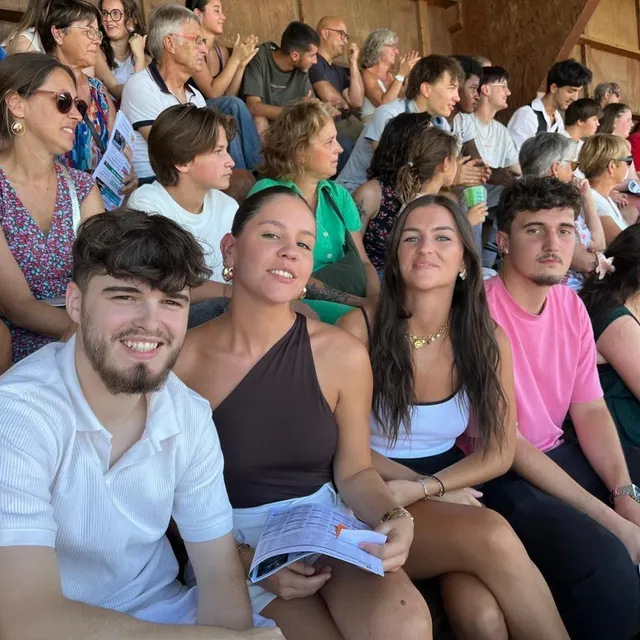 photo les jeunes sont aussi au rendez-vous de ce concours, avec chacun leur candidate préférée : c’est la numéro sept (elora) pour mathieu ; pour thaïs, la numéro deux (louise binauld) ; pour elsa c’est la numéro six (louise gilardeau) et pour hugo aussi. c’est la première fois que les garçons viennent encouragés par leurs copines respectives.  ©  photo presse océan-romain marzellière