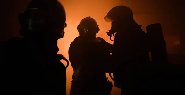 photo  à la tombée de la nuit, une quarantaine de pompiers combattaient toujours les flammes.  ©  photo illustration co-jc 