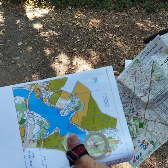 photo la carte et la boussole : les éléments essentiels pour une course d’orientation.  ©  ouest-france