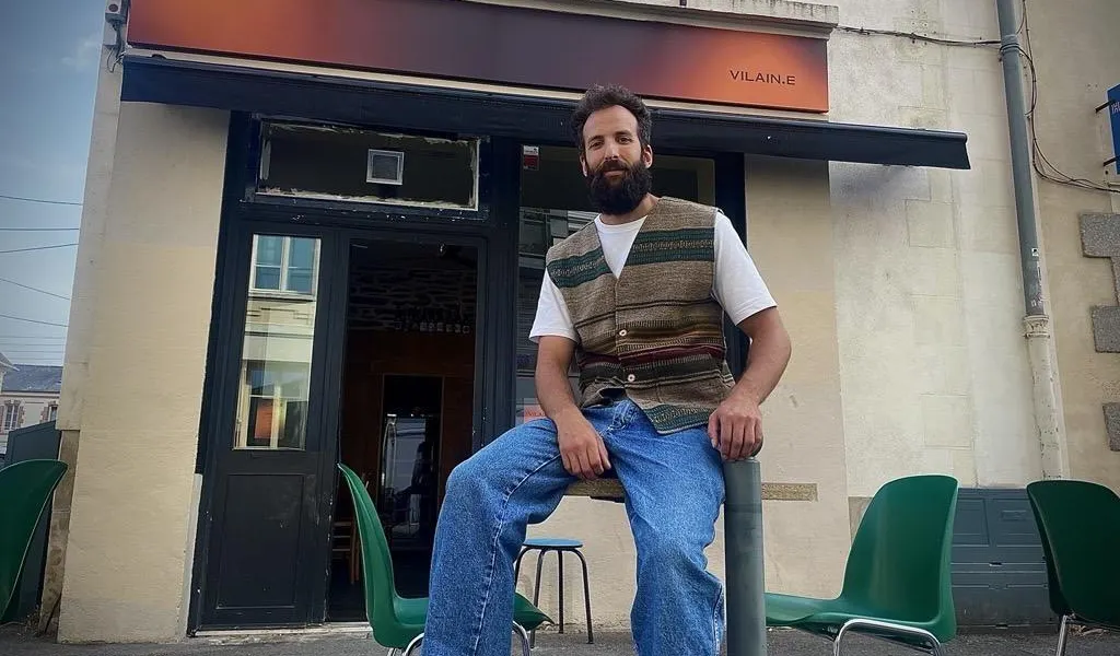 À Rennes, pour sa première affaire, il ouvre « un petit bar de quartier » nommé Vilain.e