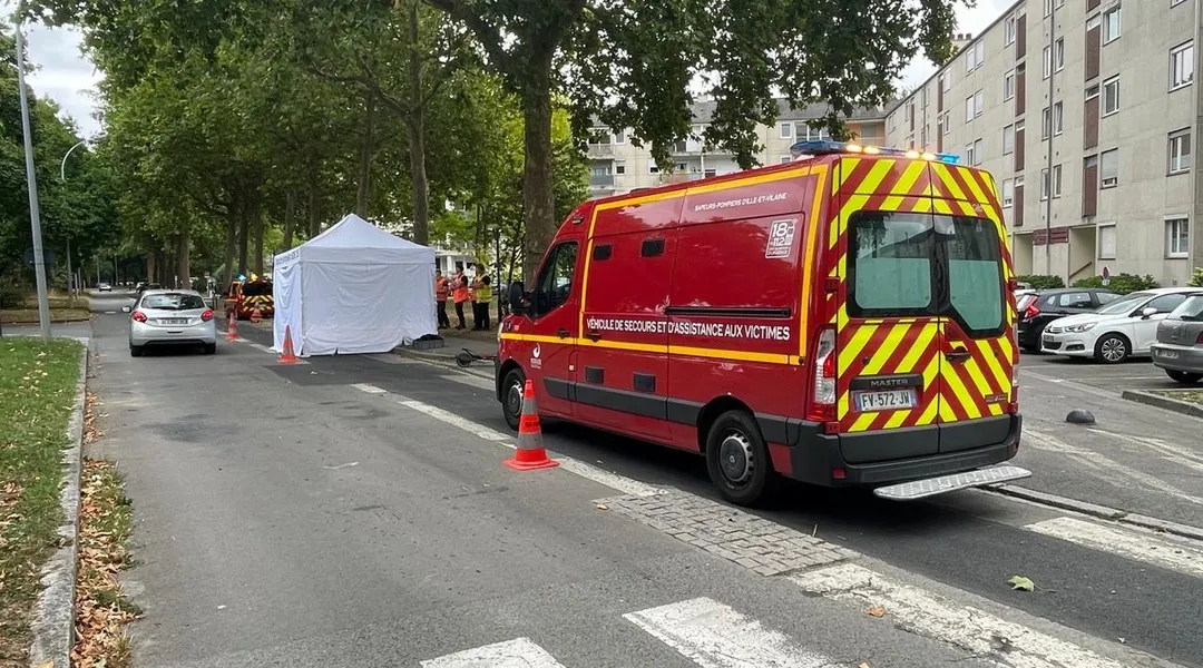 Une trottinette et un camion entrent en collision à Rennes : un homme de 53 ans décède
