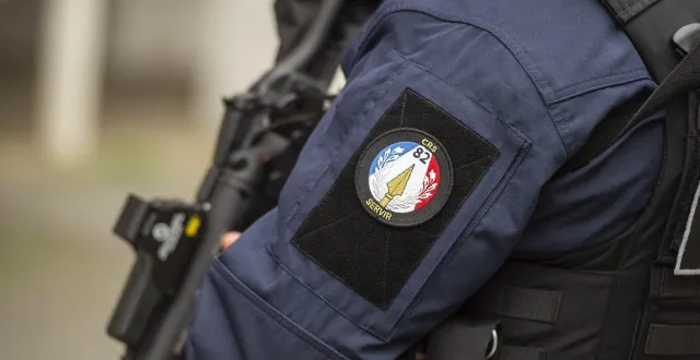 photo  l’opération d’interpellations a été lancée à 7 h, lundi matin, dans les bidonvilles situés quai emile-cormerais à saint-herblain. la crs 82 était présente pour sécuriser l’opération menée par le slpj de nantes.  ©  mathieu pattier / ouest france 