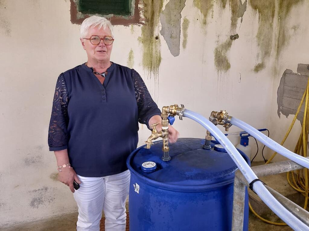 Annick Dufils, maire de Malandry, devant la station de dépolluer au charbon actif installée le 21 juillet dernier dans son château d'eau.