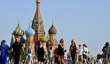 Les gens affluent vers les zones dotées de fontaines ornementales et de stations de rafraîchissement sur et autour de la Place Rouge historique, alors que les températures dépassent les 35 degrés Celsius à Moscou, en Russie, le 11 juillet 2025.