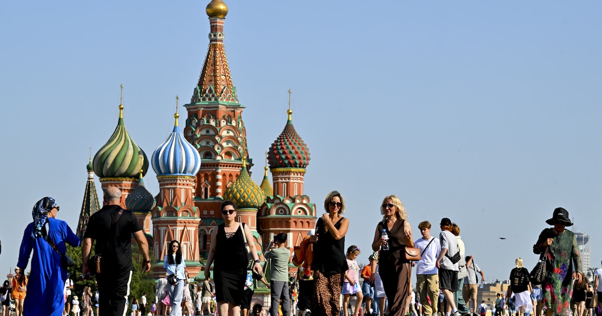 Les gens affluent vers les zones dotées de fontaines ornementales et de stations de rafraîchissement sur et autour de la Place Rouge historique, alors que les températures dépassent les 35 degrés Celsius à Moscou, en Russie, le 11 juillet 2025.