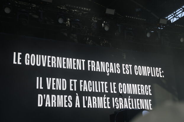 Kneecap a une nouvelle affirmé ses convictions en affichant quelques phrases en français sur la situation en Palestine. LP/Olivier Corsan