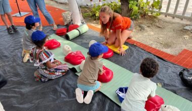 Paris : quand les enfants qui ne partent pas en vacances se forment au sauvetage en mer et au secourisme