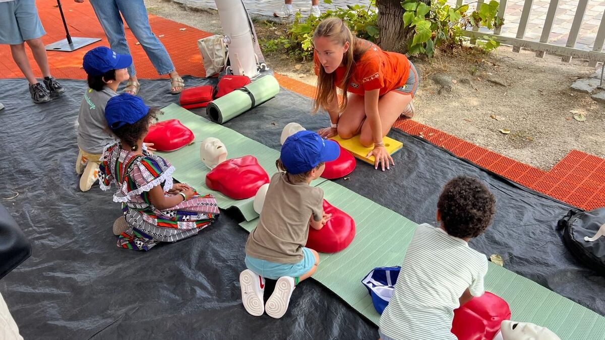 Paris : quand les enfants qui ne partent pas en vacances se forment au sauvetage en mer et au secourisme