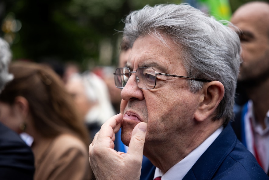 Le fondateur du parti de gauche La France Insoumise (LFI), Jean-Luc Mélenchon, participe à une mobilisation citoyenne organisée place des Invalides, à Paris, le 27 mai 2025