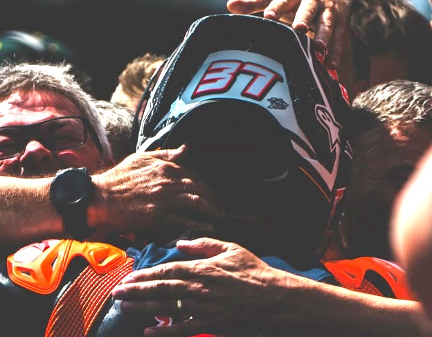MotoGP, Pedro Acosta voit la lumière au bout du tunnel pour KTM : "nous sortons du trou noir"