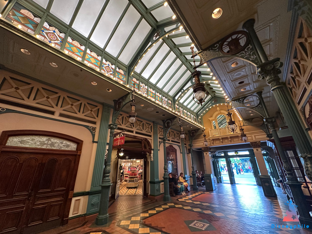 L'éclairage magique des arcades de Main Street, U.S.A. fait son grand retour à Disneyland Paris