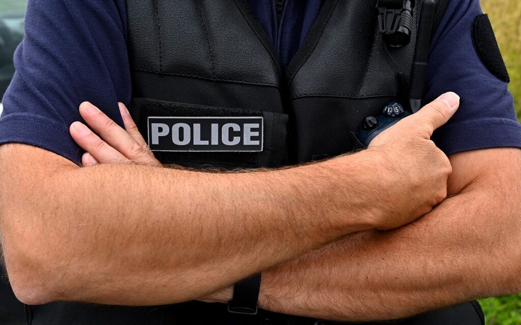 un homme armé d'un couteau s'en prend à son fils et son ex-épouse