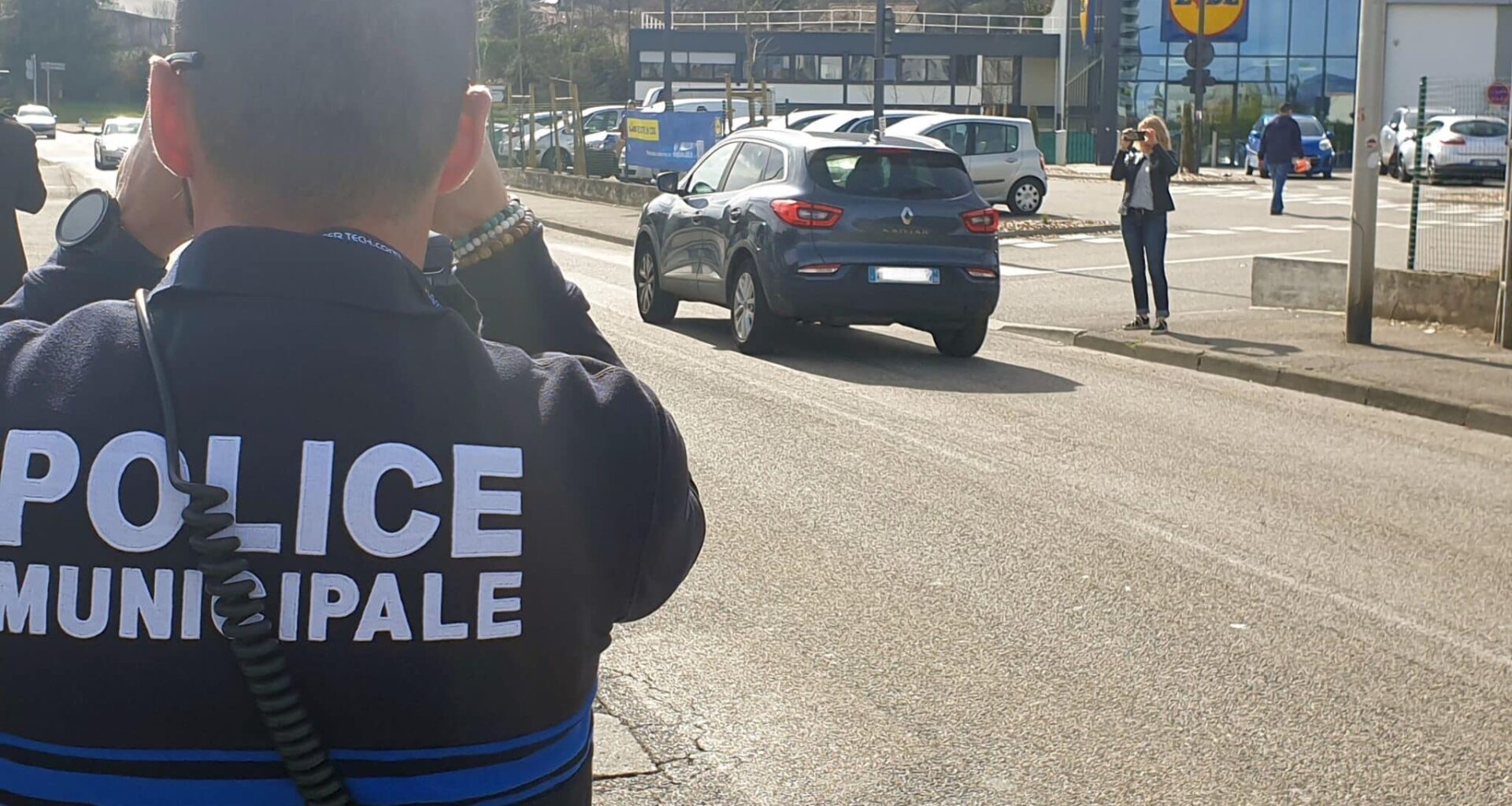 Le tribunal administratif suspend la peine prononcée contre l'un deux policiers municipaux de Grenoble sanctionnés