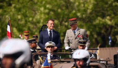 Le président français Emmanuel Macron (en haut à gauche) et le chef d'état-major des Armées, le général Thierry Burkhard (en haut à droite), passent en revue les troupes depuis le véhicule de commandement lors du défilé militaire annuel du 14 juillet sur l'avenue des Champs-Élysées à Paris, le 14 juillet 2025