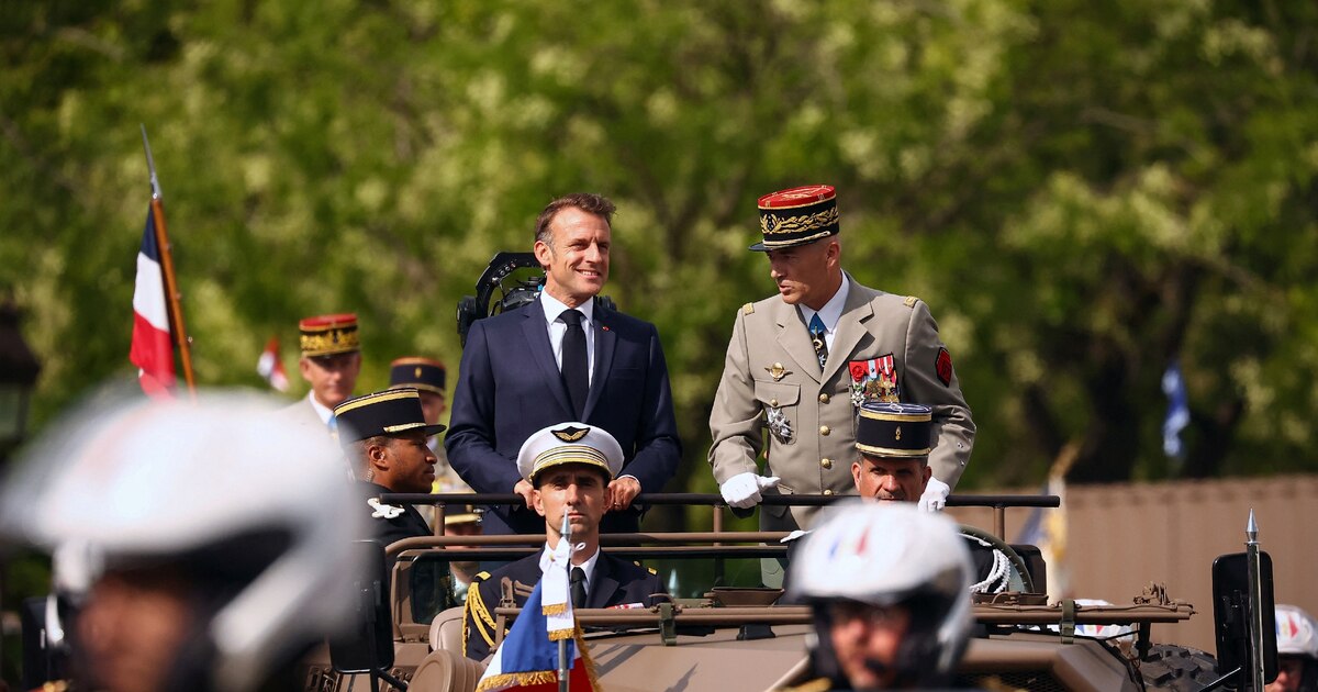 Le président français Emmanuel Macron (en haut à gauche) et le chef d'état-major des Armées, le général Thierry Burkhard (en haut à droite), passent en revue les troupes depuis le véhicule de commandement lors du défilé militaire annuel du 14 juillet sur l'avenue des Champs-Élysées à Paris, le 14 juillet 2025