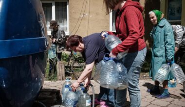 Certains habitants du Donetsk attendent dans de longues files devant des camions d’approvisionnement en eau pour se fournir en eau potable.