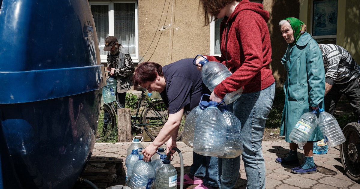 Certains habitants du Donetsk attendent dans de longues files devant des camions d’approvisionnement en eau pour se fournir en eau potable.