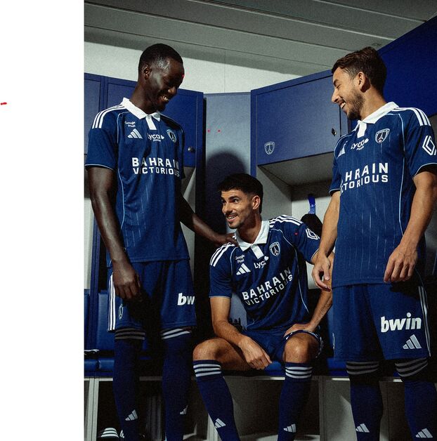 Moustapha Mbow, Thibault De Smet et Maxime  Lopez avec le maillot domicile (DR/Paris FC)