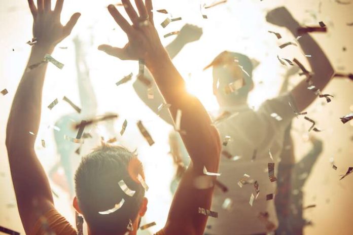 Quel est le risque de mourir jeune quand on fait souvent la fête Ma Santé Une bande de jeunes fêtards qui boivent de l'alcool et dansent en plein milieu de la nuit.