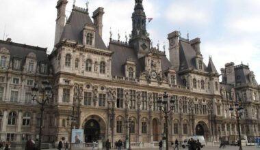 « Nous sommes prêts à rester le temps qu’il faudra » : à Paris, quelque 200 migrants veulent dormir devant l’Hôtel de Ville