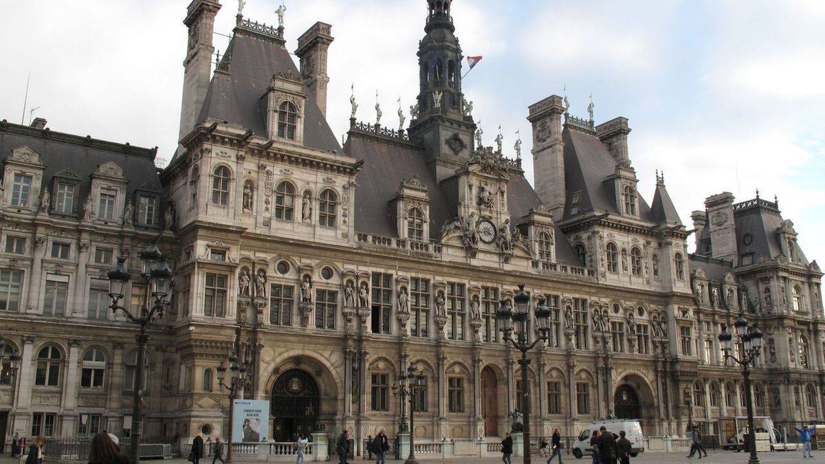 « Nous sommes prêts à rester le temps qu’il faudra » : à Paris, quelque 200 migrants veulent dormir devant l’Hôtel de Ville