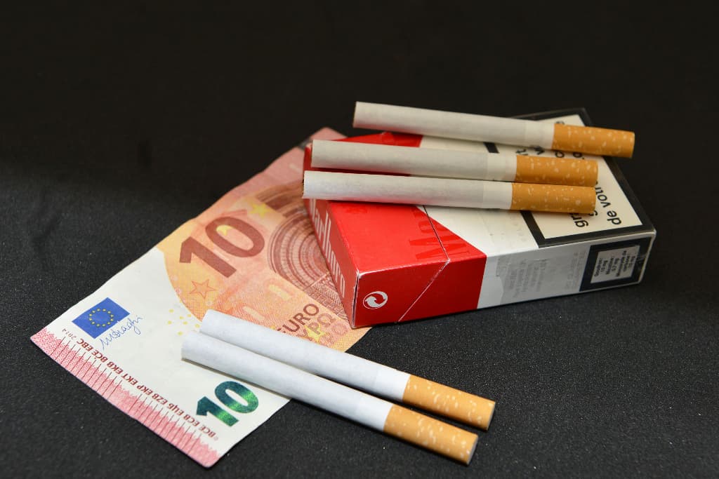 Les prix des paquets de cigarettes vont augmenter et prendre jusqu'à 1 euro dès ce lundi. © ALLILI MOURAD/SIPA