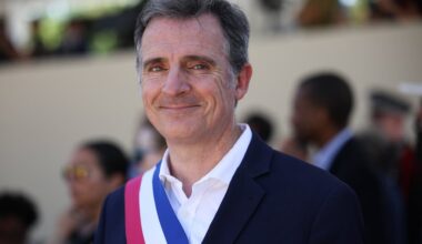 Éric Piolle pratique avec maestria l’inversion accusatoire lorsqu’il accuse les “riches” de vivre dans des “ghettos” alors qu’ils ne font que tenter de se protéger de la violence qu’il a laissé se développer. Photo © Raphael Lafargue- Pool/SIPA/2506181452