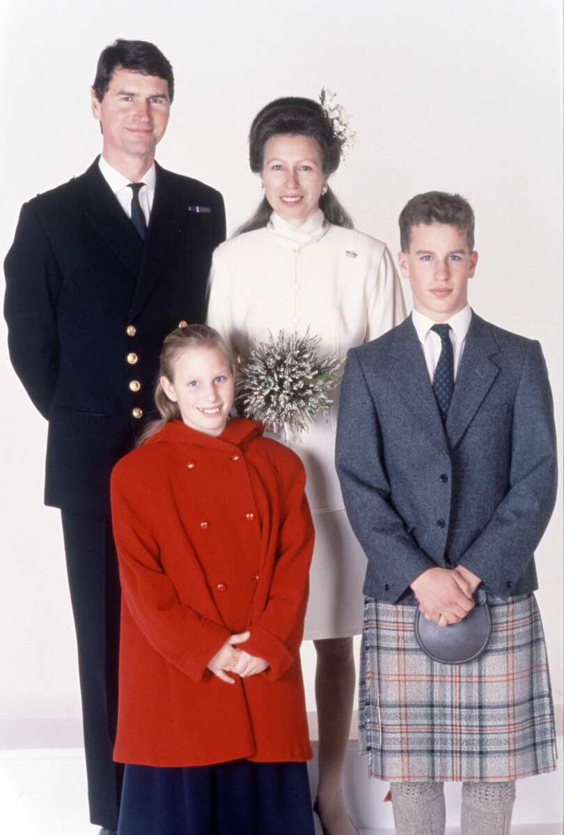 Après leur mariage à Crathie Kirk, près de Balmoral, Anne et Tim posent avec Zara et Peter, les enfants de la princesse.