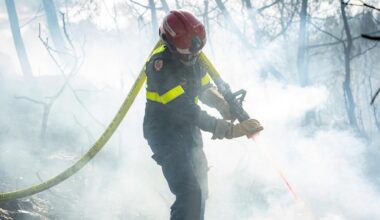 Un pompier lutte contre le feu le 7 août 2025 près de Jonquières, dans l'Aude